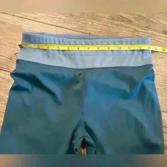 Fabletics Blue Ella Ultracool Shine Reflective Dot Mid-Rise Crop Leggings Small - Picture 4 of 5